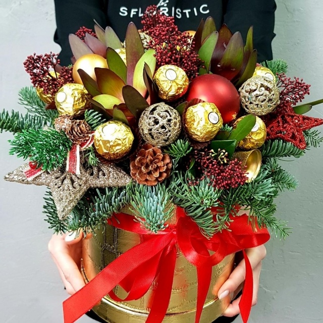 Новогодняя композиция из Пихты и Скимии в шляпной коробке «Ferrero»