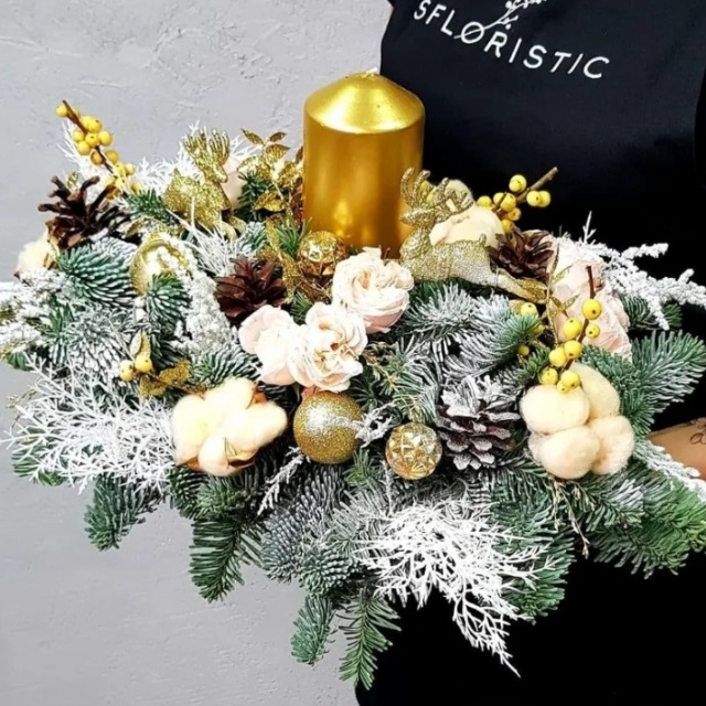 Новогодняя композиция со свечой из Нобилиса, Илекса и кустовых Роз «Сияние» Новогодняя композиция со свечой из Нобилиса, Илекса и кустовых Роз «Сияние»