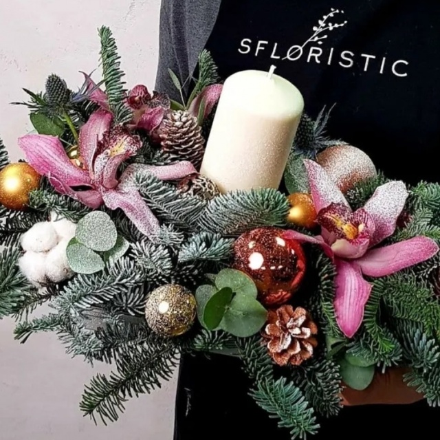 Новогодняя композиция со свечой из Нобилиса, Эвкалипта и Орхидей «Орхидеи в снегу»