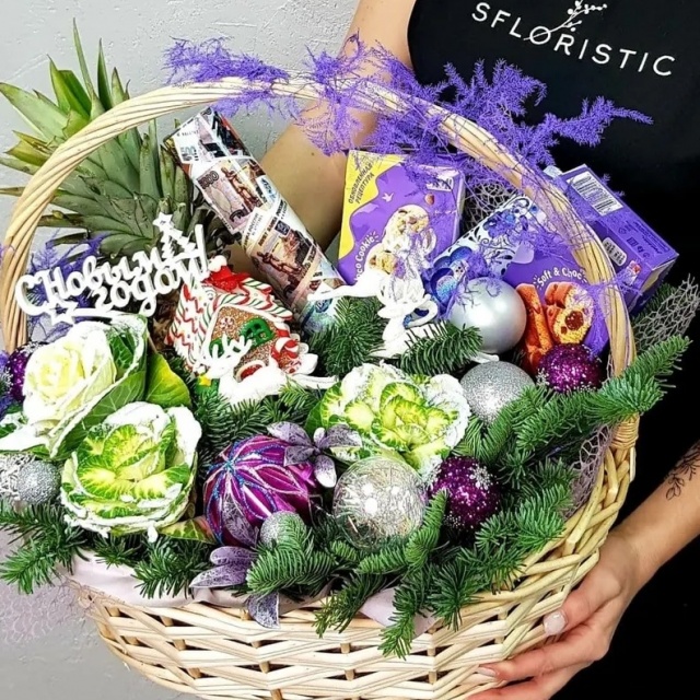 Новогодняя корзинка с угощениями «Пряничный домик»