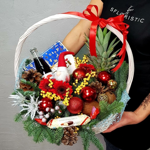 Новогодняя корзинка с угощениями «Праздник к нам приходит!»