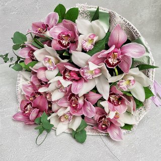 Букет из белых и розовых орхидей 
