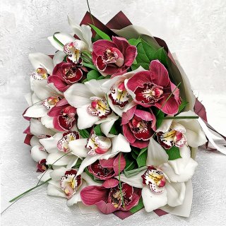 Букет из красных и белых орхидей 