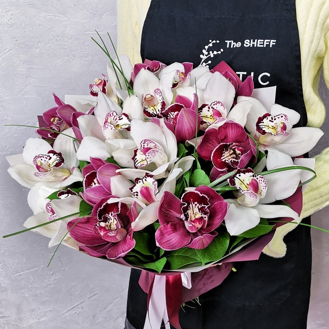 Букет из красных и белых Орхидей «Изящная красота»