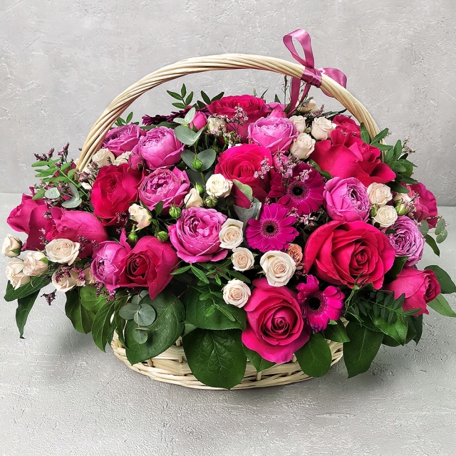 Композиция из Роз и Гермини в корзине «Взрывная красота»