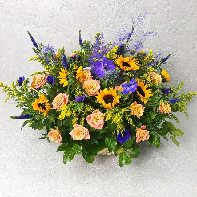 Композиция из Подсолнухов, Роз и Анемонов в корзине «Подсолнечное утро»