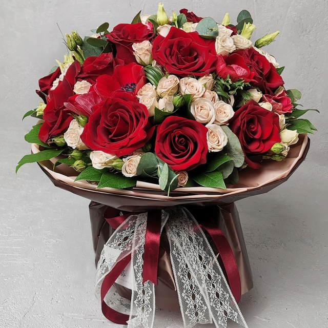 Букет из Роз и Анемонов «Мадонна»