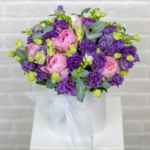 Композиция из Пионов, Фрезий и Эустомы в шляпной коробке «Буйство красок»