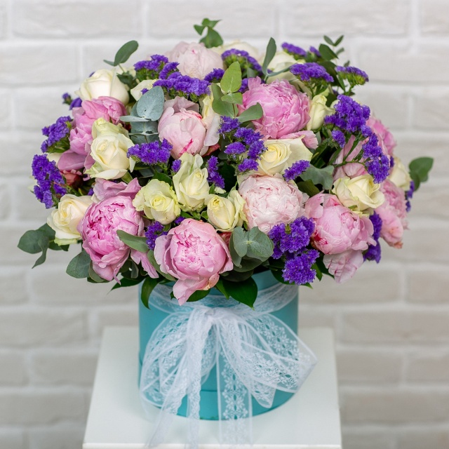 Композиция из Пионов, Роз и Статиц в шляпной коробке «Звездное небо»