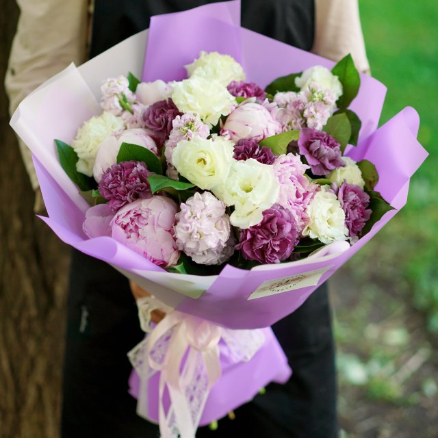 Букет из Пионов, Гвоздик, Маттиол и Лизиантуса «Рапунцель» (стандартный)