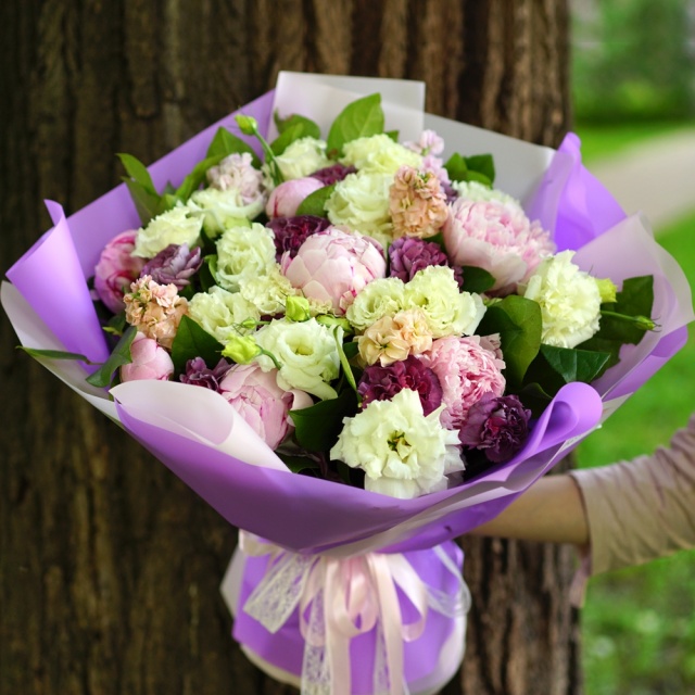 Букет из Пионов, Гвоздик, Маттиол и Лизиантуса «Рапунцель» (делюкс)
