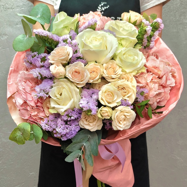 Букет из Роз и Гортензий «Вероника»