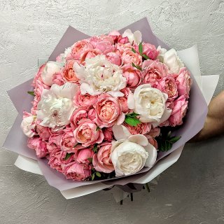 Букет из белых пионов и розовой розы 