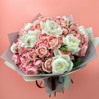 Букет из белых пионов и розовой розы 