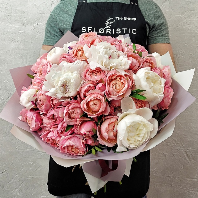 Букет из Пионов и Кустовой Розы «Хрустальная нежность»