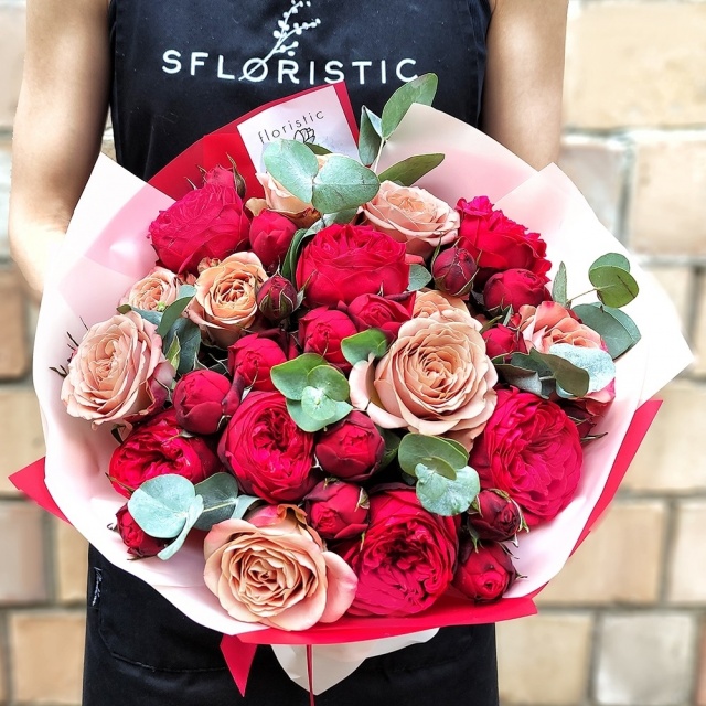 Букет из красных и бежевых Роз «Анталия»