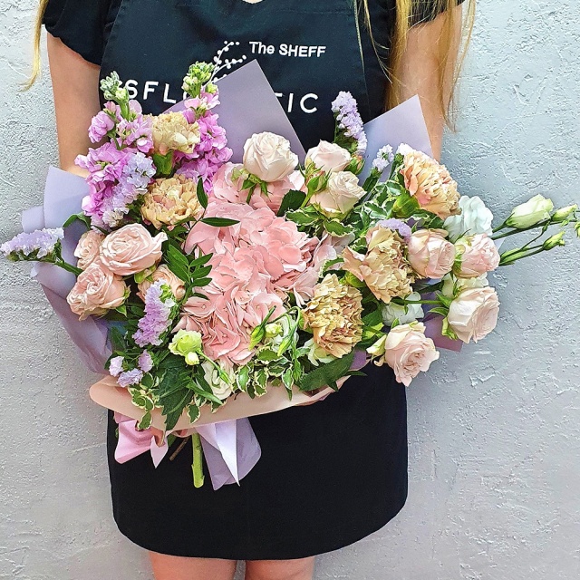 Букет из Гортензий, Гвоздик и Роз «Нежное мгновенье»