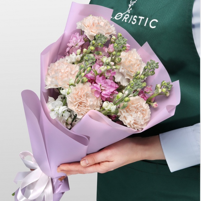 Букет из Гвоздики и Маттиолы «Кружевные мечты»