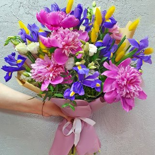 Букет из пионов и ирисов 