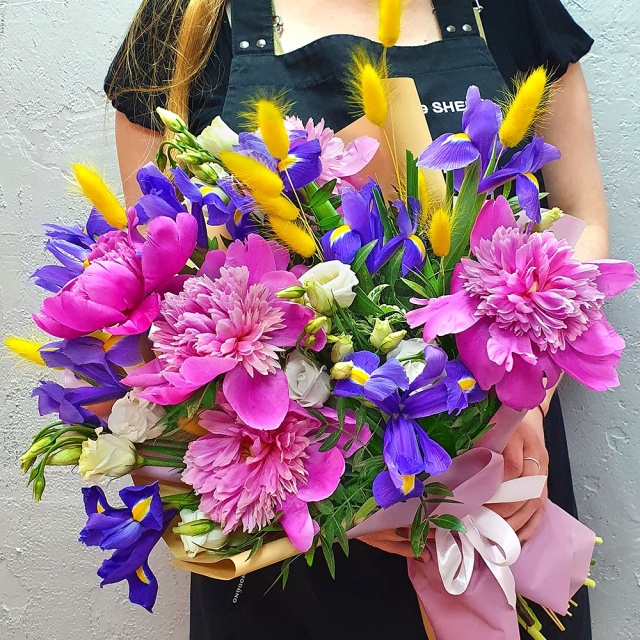 Букет из Пионов, Лизиантуса и Ирисов «Пестрый и яркий»