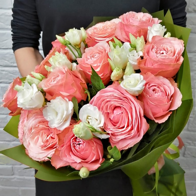 Букет из пионовидных роз и лизиантуса Гравити