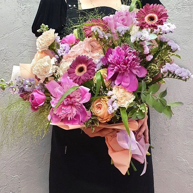 Букет из Гортензий, Роз, Пионов и Гермини «Актриса»