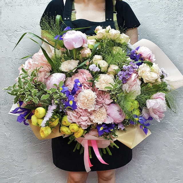 Букет из Гортензий, Роз, Пионов и Ирисов «Арлекин»