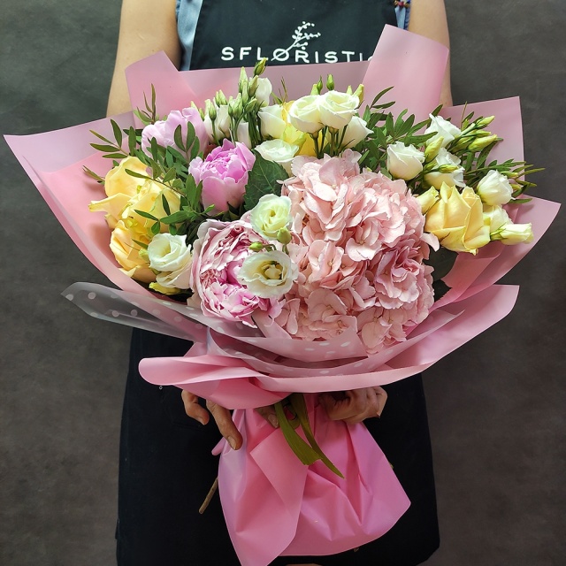 Букет из Роз, Пионов, Гортензий и Лизиантуса «История любви»