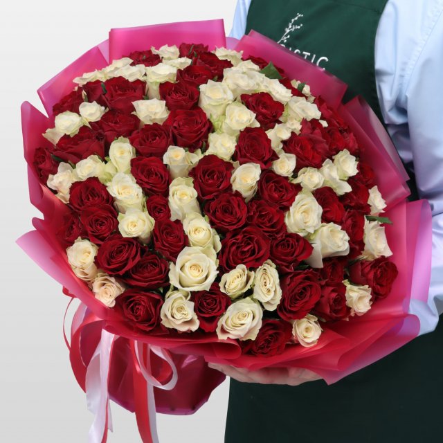 Букет из красной и белой Розы Кения 40 см 101 шт «Роковая любовь»