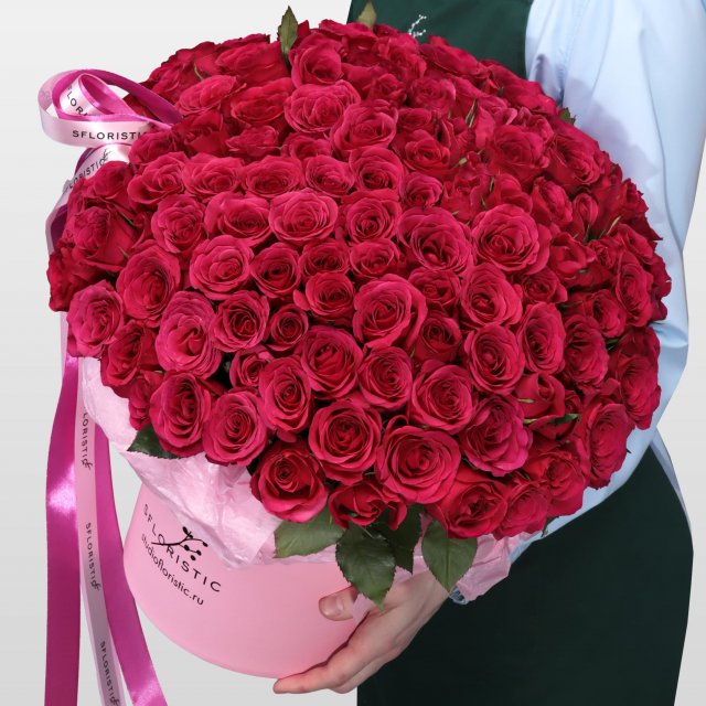 Композиция из Малиновых Роз Кения 101 шт в шляпной коробке «Бархатный сезон»