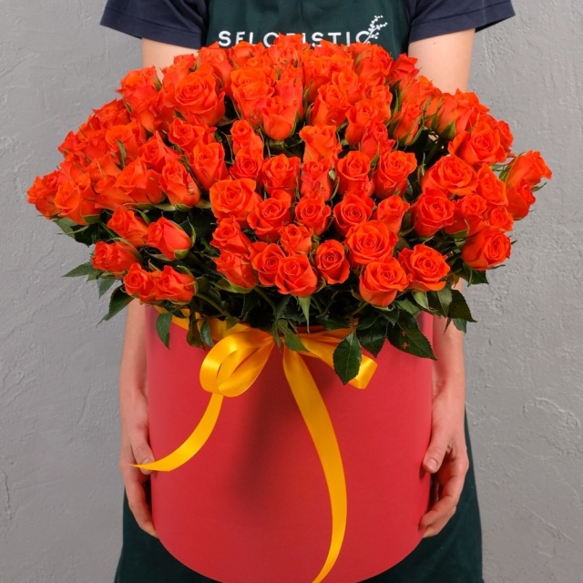 Композиция из Оранжевых Роз Кения в шляпной коробке 101шт