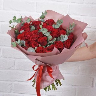 Роза Кения красная с эвкалиптом 101шт 40 см