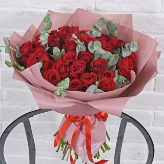 Роза Кения красная с эвкалиптом 101шт 40 см