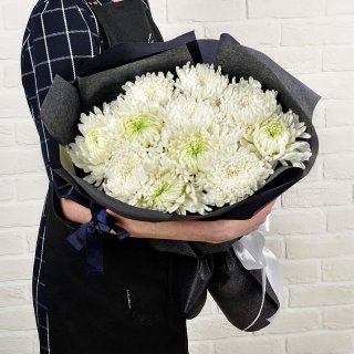Букет из белых хризантем 