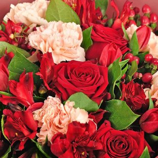 Букет из альстромерий, роз, гвоздик и тюльпанов 