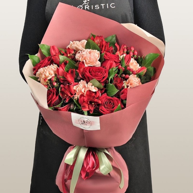 Букет из Альстромерий, Роз, Гвоздик и Тюльпанов «Кармен»