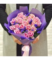Букет из розовых роз 40 см и статицы 