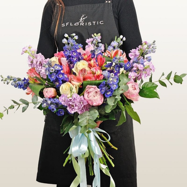 Букет из Пионов, Дельфиниума и Альстромерий «Авангард»