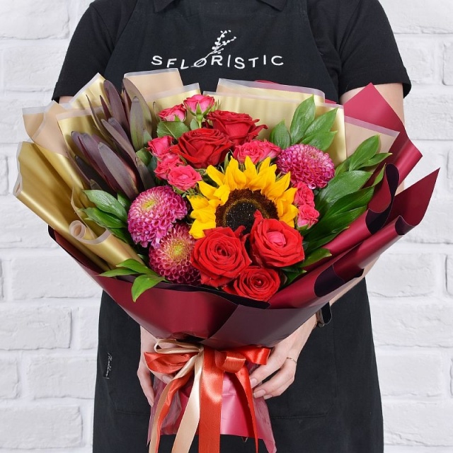 Букет из Роз, Подсолнухов и Георгин «Иноземка»