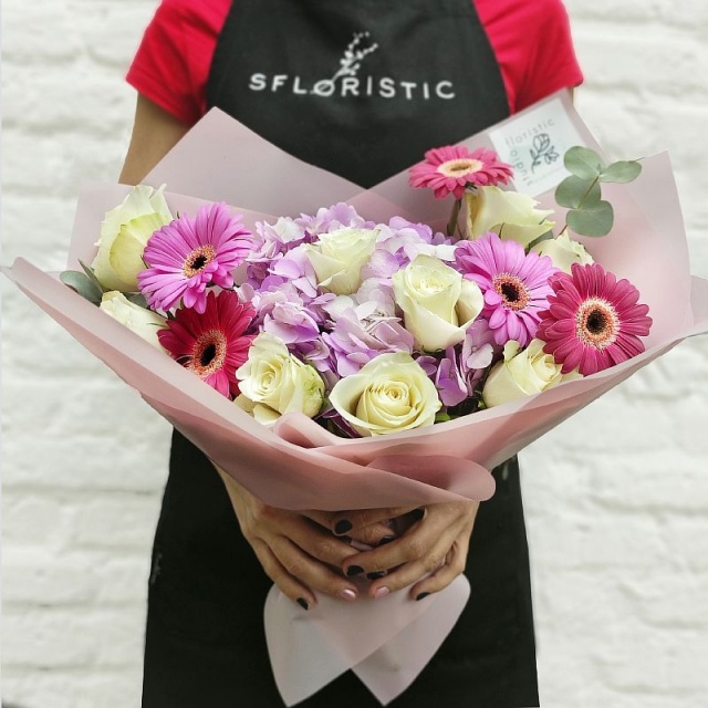 Букет из Роз, Гермини и Гортензий «Пронзительный взгляд»