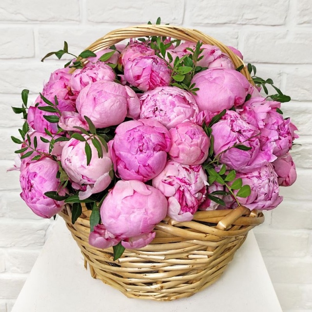 Композиция с Пионами в корзине «Чарующая незнакомка»