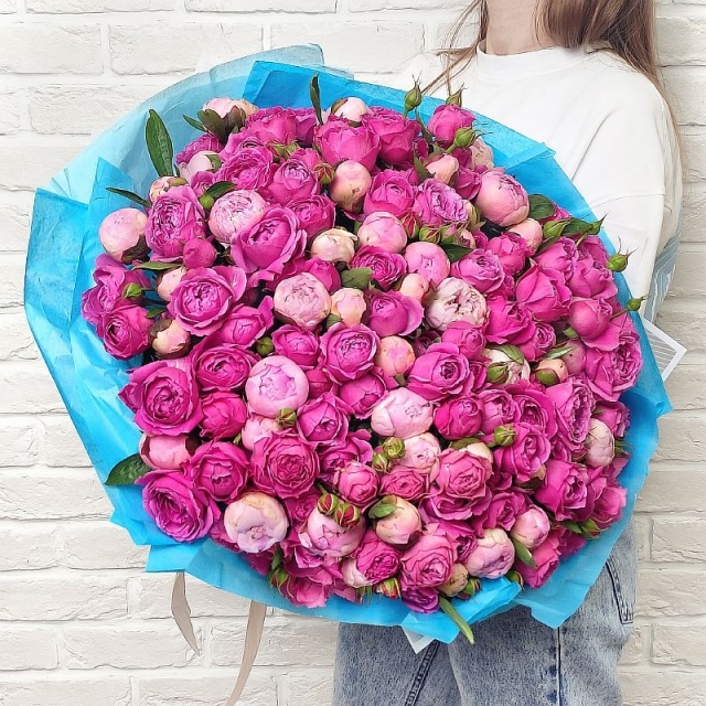 Букет из Кустовых Роз и Пионов «Писаная красавица»