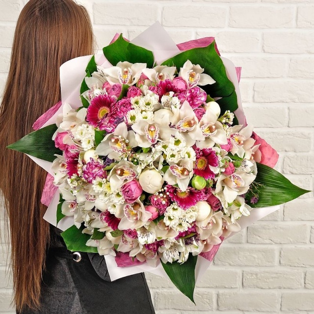 Букет из Пионов, Гермини, Орхидей и Роз «Всплеск»