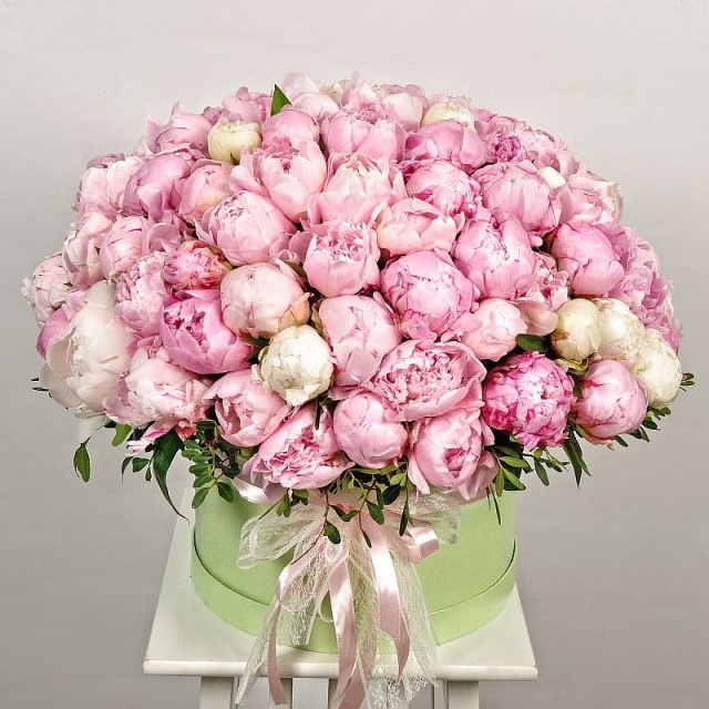 Композиция с Пионами в корзине «Трепетная любовь»