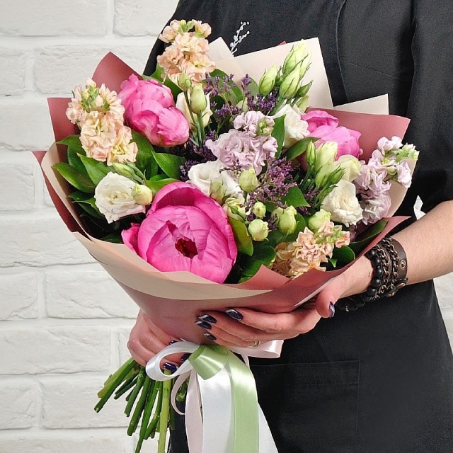 Букет из Пионов, Лизиантуса и Маттиолы «Душистый сад»