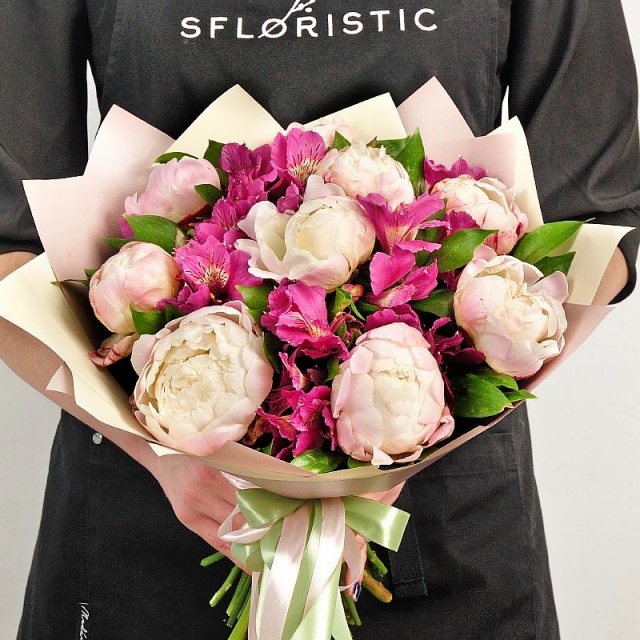 Букет из Пионов и Альстромерии «Предчувствие любви»