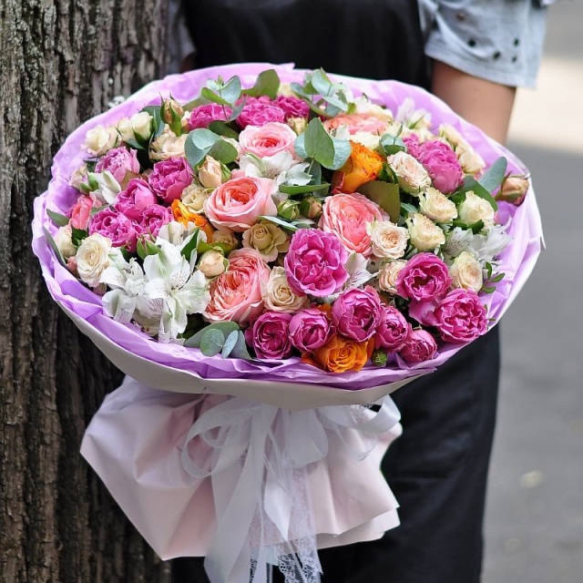 Букет из Пионовидных Роз и Альстромерий «Свет утренней зари»