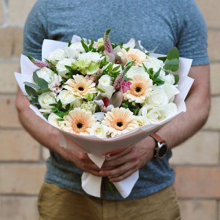 Букет из гермини, роз, лизиантуса, орхидей и вероники 