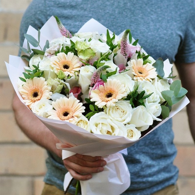 Букет из Гермини, Роз, Лизиантуса, Орхидей и Вероники «Ласковые мечты»