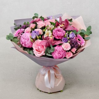 Букет из пионов, роз, гермини, гвоздик, лизиантуса, альстромерий и орхидей 